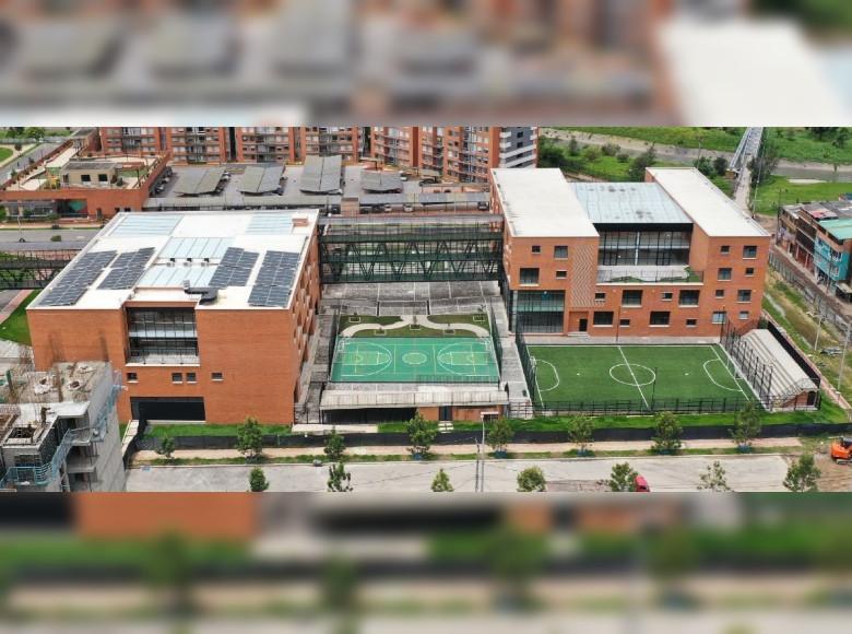El proyecto comprende la construcción de dos edificaciones de 4 pisos, una edificación de 3 pisos y una zona de sótano de parqueaderos, las cuales cumplen con los estándares de construcciones escolares.