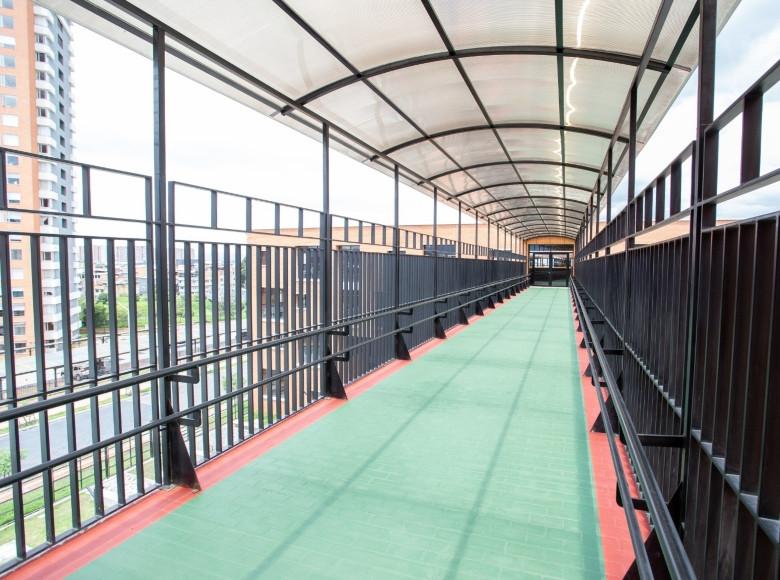 El colegio cuenta con 45 aulas de clase, dentro de las que se encuentran: zonas de recreación pasiva, biblioteca, área administrativa (rectoría, secretaria, pagaduría, atención de padres), cancha múltiple y más.