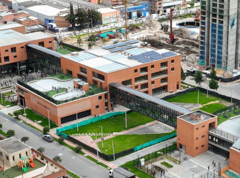 Se instalaron 105 paneles solares, lo cual genera una carga de 60.37 KWP, esto se resume en un 20 % de ahorro de energía respecto al consumo de la institución educativa.