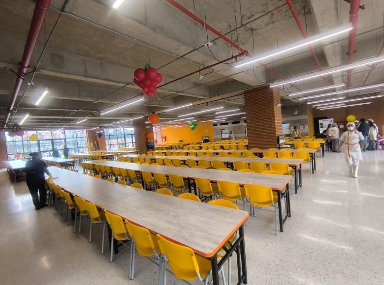 El colegio cuenta con una amplia zona destinada al comedor escolar con una capacidad de 515 personas que recibirán comida caliente en la jornada escolar.