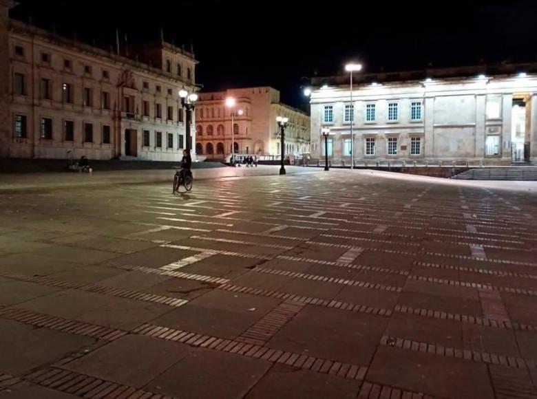Equipos de @Promoambiental_ fueron los encargados de ejecutar la limpieza profunda en esta zona del centro de la ciudad.