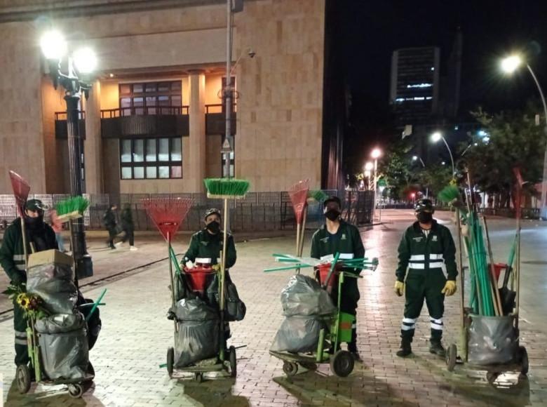 La UAESP realizó labores de limpieza en la Plaza de Bolívar, luego de concretarse la salida de las comunidades que se encontraban residiendo en este lugar, en busca de garantías y atención integral. 