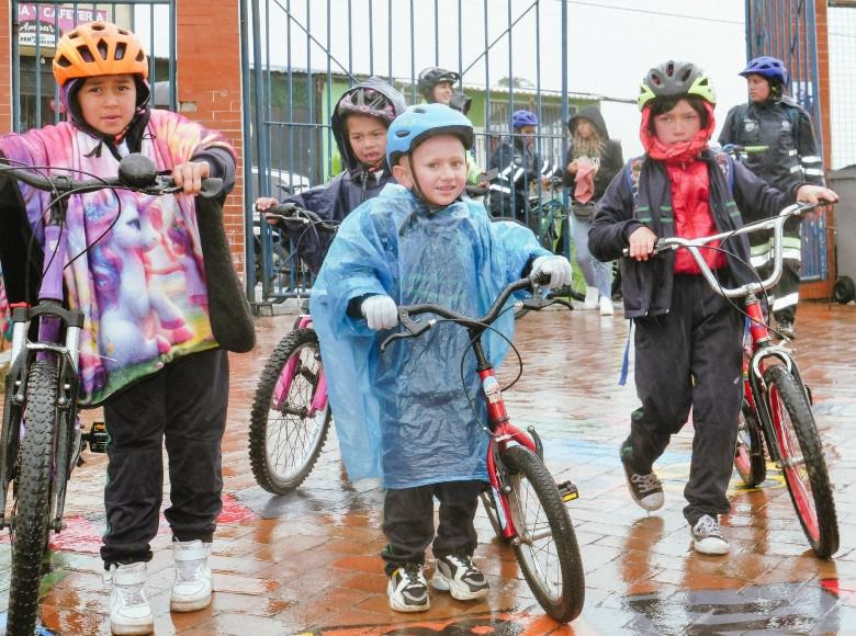 Trece estudiantes de la zona rural de la localidad de Ciudad Bolívar se sumaron a la ruta de la estrategia 'Al Colegio en Bici', y hoy disfrutan del programa y de sus beneficios.