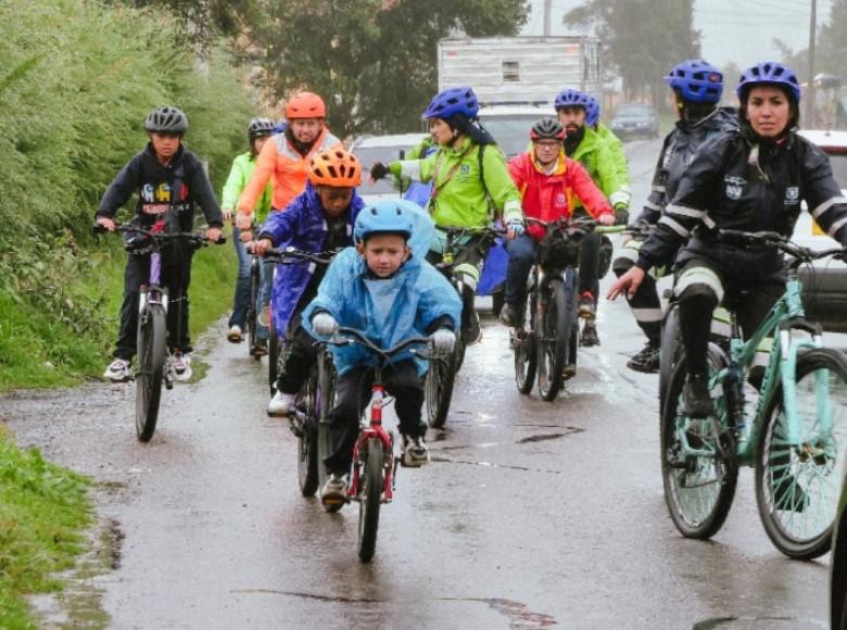 El programa cuenta con el acompañamiento de guias de la Secretaría Distrital de Movilidad, quienes pedalean junto a las y los estudiantes durante todo el recorrido. 
