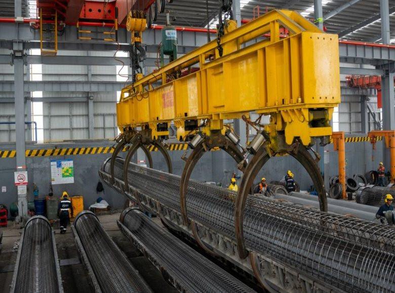 Planta de pilotes PHC: se habilitó de manera temporal para la fabricación a escala industrial de los pilotes PHC, claves en la cimentación del viaducto. Una vez terminada la producción de los pilotes, esta planta será desmantelada.