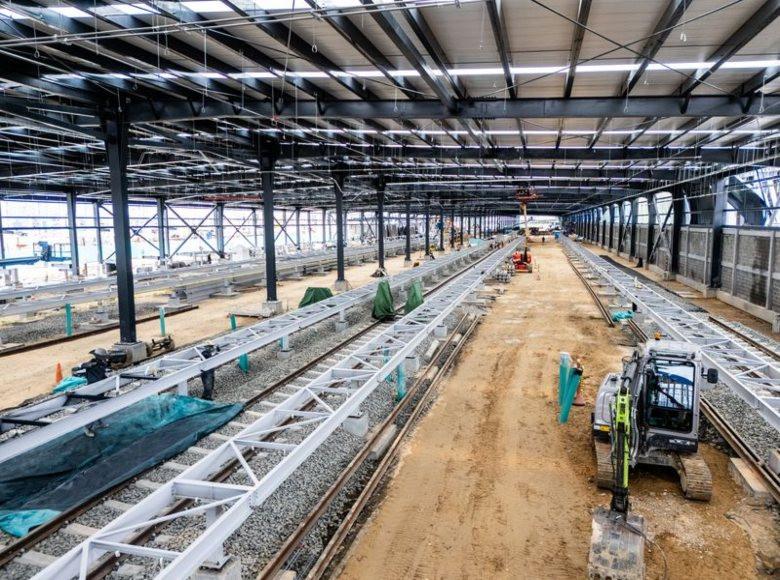 Cocheras: este edificio de cerca de 25.000 metros cuadrados de área albergará los 30 trenes de la Línea 1 del Metro. Tiene una dimensión de 57.2 metros de ancho X 440 metros de largo. 