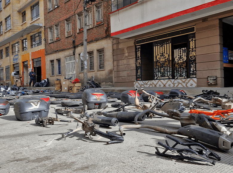 La Policía desarticuló depósito ilegal de autopartes hurtadas en el centro de Bogotá. Se incautaron 48 motores, 12 chasis, seis motocicletas y cerca de 300 autopartes de vehículos reportados como hurtados.