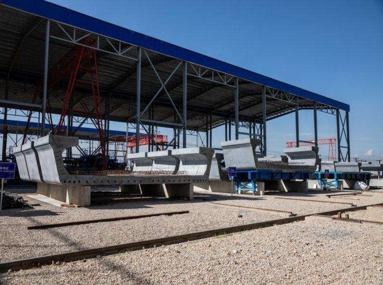 Planta de dovelas: se habilitó de manera temporal para la fabricación a escala industrial de las dovelas que conforman la viga en U por la que circularán los trenes. Una vez terminada la producción, será desmantelada. 