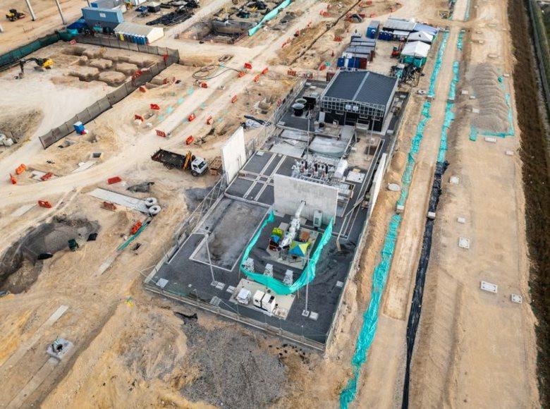 Subestación eléctrica: este edificio energizará la infraestructura de estacionamiento y zonas de mantenimiento de los trenes. 