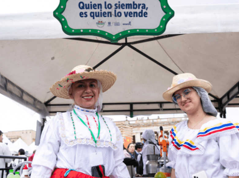 Trajes autóctonos de las regiones se lucieron en las muestras culturales.