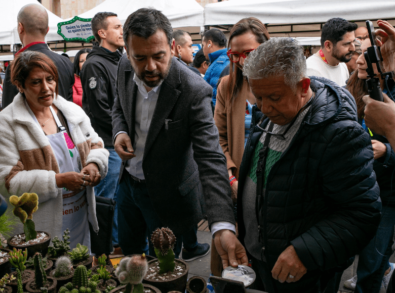 El alcalde Carlos Fernando Galán se deleitó con toda la muestra de productos del Gran Mercado Campesino 2025.