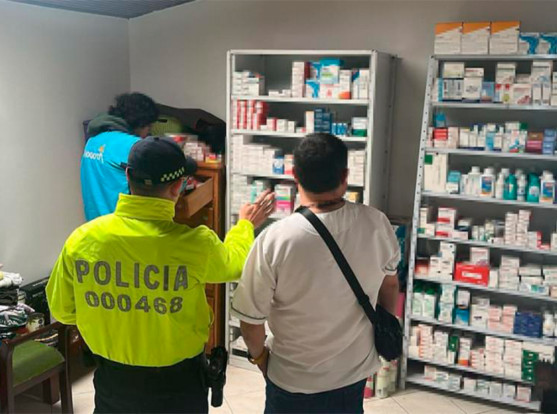 La Fiscalía descubre inmuebles usados para el almacenamiento y venta ilegal de medicamentos. Se hicieron tres diligencias de registro y allanamiento a un inmueble y dos establecimientos de comercio tipo droguería.