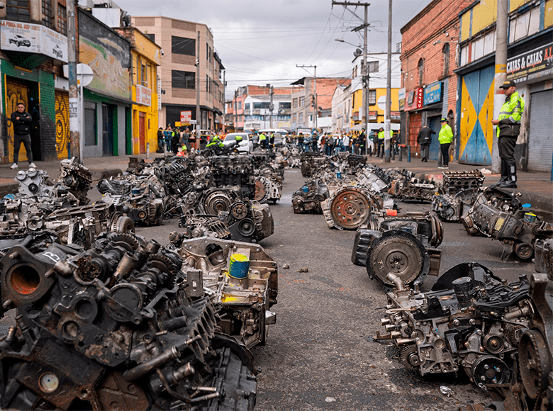 Las autoridades incautaron 150 motores en el barrio 7 de Agosto. Luego de seis meses de investigación, dos personas tendrán que responder por los delitos de receptación y falsedad marcaría.