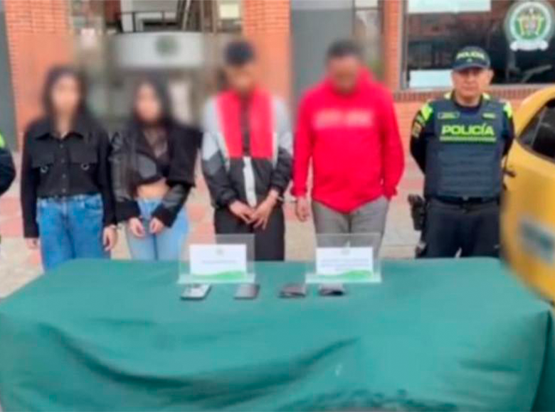 Cayó banda que drogaba a sus víctimas para hurtarlas en bares. Una llamada oportuna a la Línea de Emergencia 123 sobre la desaparición de un ciudadano activó la búsqueda mediante la localización del celular.