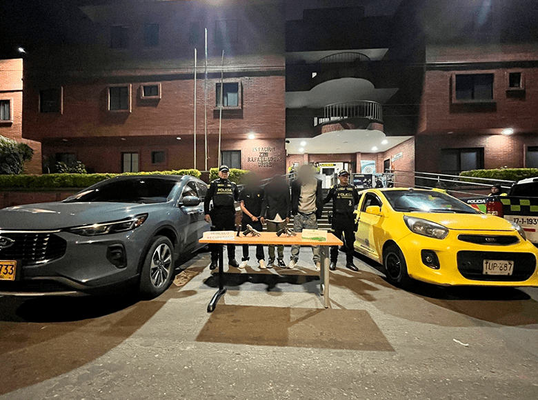 Cayó banda criminal que robó taxi y planeaba hurtar vehículos. La patrulla observó un taxi que había sido hurtado y luego fue utilizado por estas personas para robar un vehículo en el barrio San Jorge Sur.