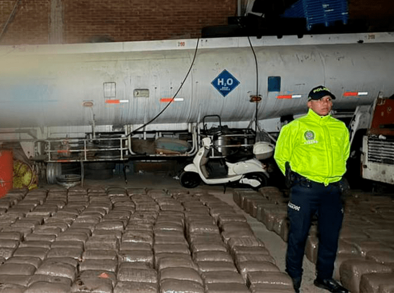 Incautado cargamento de marihuana que ingresó oculto en tractocamión cisterna. Los responsables pretendían ocultar el vehículo en un parqueadero del barrio Nueva Castilla, en la localidad de Kennedy.