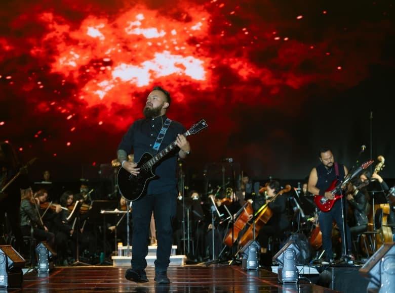Este show recreó una fusión única de la fuerza del rock y la grandeza sinfónica.