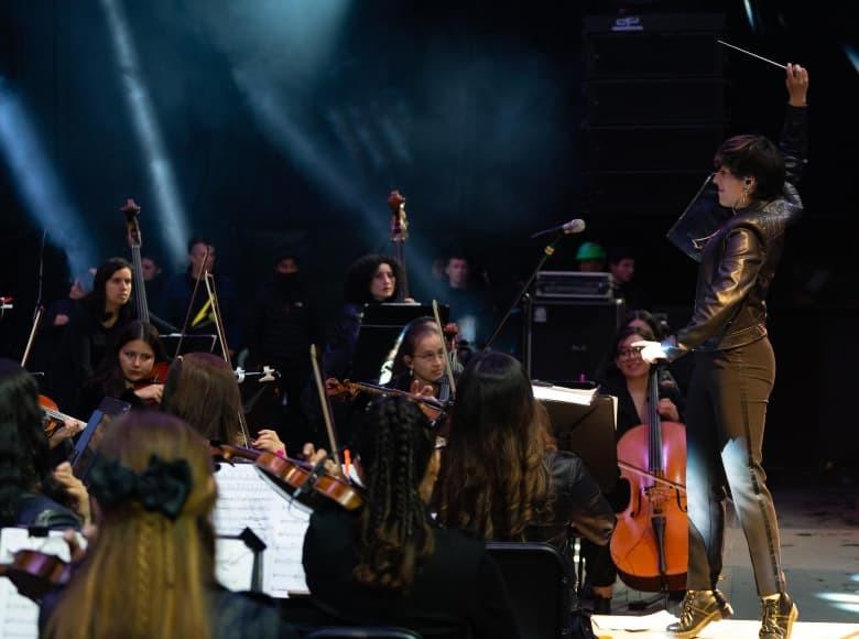 Orquesta Filarmónica de Mujeres, de la Filarmónica de Bogotá es dirigida por María Camila Barbosa.