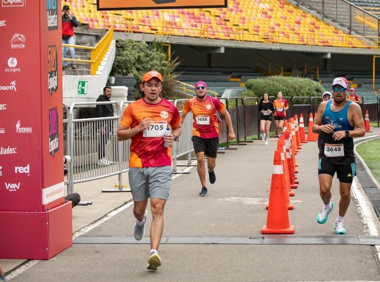 Miles de camisetas naranja y rojo, le dieron color a las vías principales de la localidad de Teusaquillo.