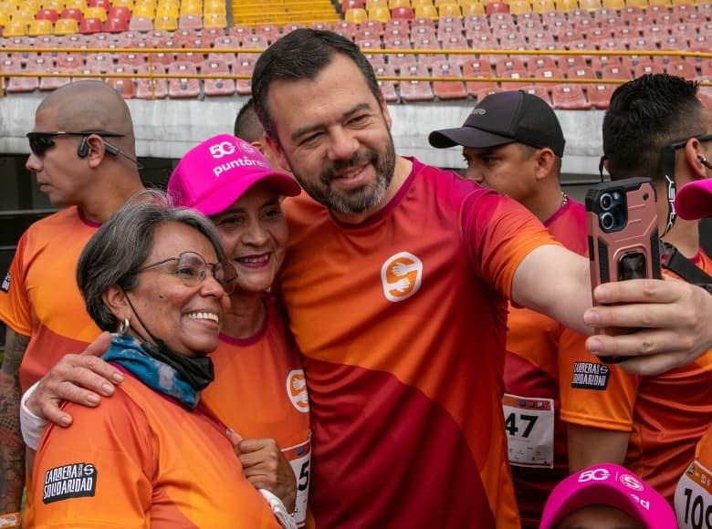El alcalde Carlos Fernando Galán se sumó a la Carrera Caminata por la Solidaridad 2025.