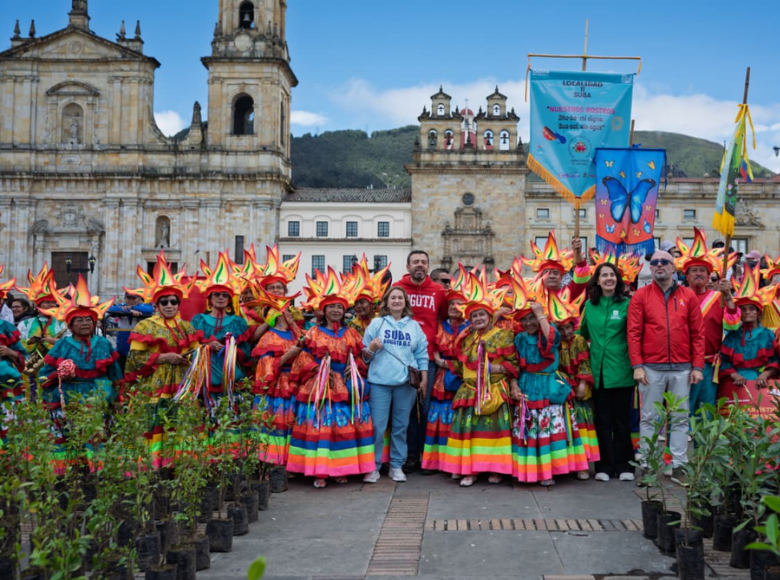 Fiesta y naturaleza se unieron en la Plaza de Bolívar durante el Desfile de Comparsas por los 487 años de Bogotá.