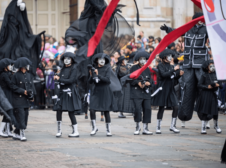 El arte escénico tomó la Plaza de Bolívar con una puesta en escena de alto impacto visual durante el Desfile de Comparsas.