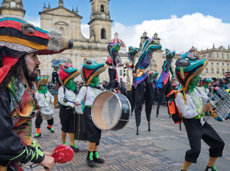 Entre saltos y percusión, artistas con máscaras de rana desfilaron mostrando creatividad y talento.