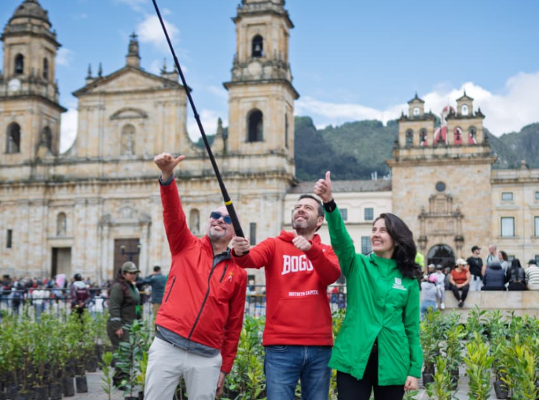 En la Plaza de Bolívar, asistentes al desfile celebraron con una siembra simbólica que combinó arte, fiesta y cuidado de la naturaleza.