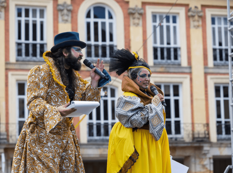 La conducción del desfile estuvo a cargo de presentadores que combinaron talento escénico, color y cercanía con el público.