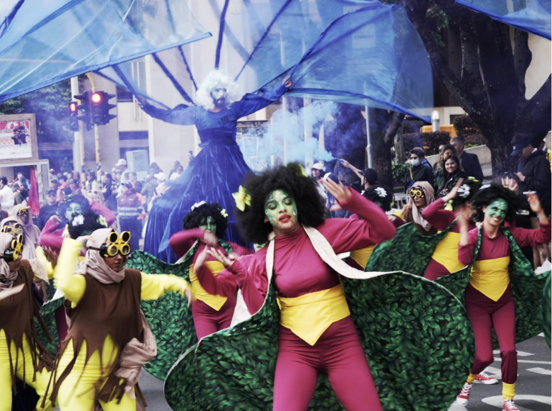 Cada comparsa que recorre la carrera Séptima tiene meses de trabajo comunitario y creativo.