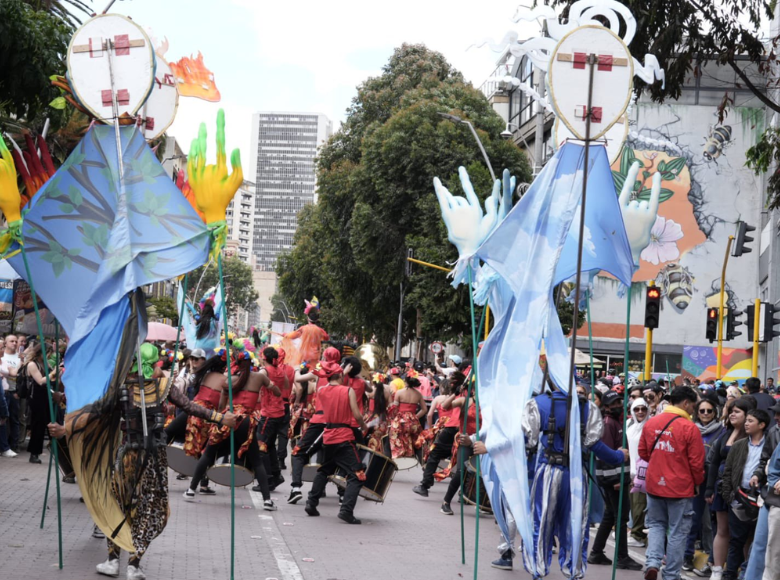 Artistas dan vida a sus propias coreografías, trajes y música, celebrando la memoria y el patrimonio de Bogotá, mi ciudad, mi casa, en un acto que demuestra que la cultura une y transforma.