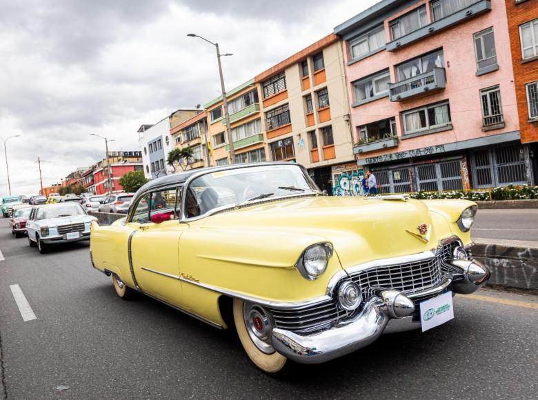 Aplausos, fotografías y ovaciones acompañaron el paso de los vehículos emblemáticos. Foto: IDT