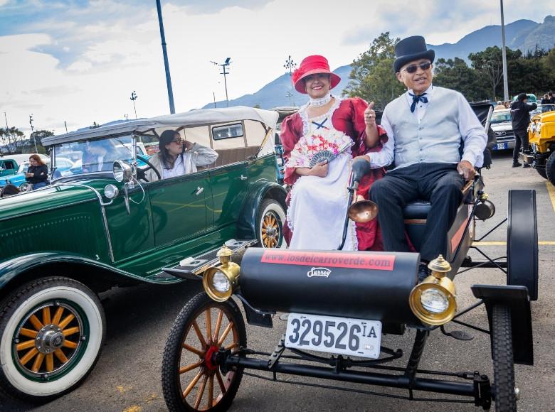 La caravana, que recorrió 16,3 kilómetros desde el Movistar Arena por corredores icónicos como la Carrera Séptima, la calle 94 y la NQS, convirtió a la ciudad en un museo rodante al aire libre. Foto: IDT