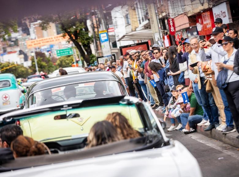 En esta edición, tanto la ciudadanía, como turistas salieron a las calles para dejarse sorprender por la variedad de colores y modelos de autos clásicos. Foto: IDT