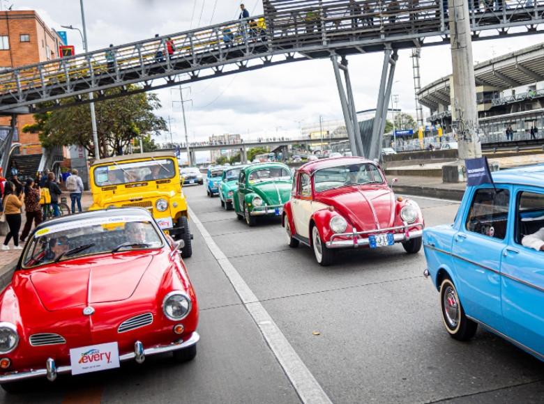 En el marco del cumpleaños 487 de Bogotá, el tradicional Desfile de Autos Clásicos y Antiguos se tomó las calles de la ciudad. Foto: IDT