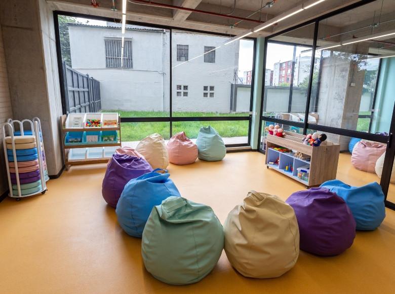 El funcionamiento del área de primera infancia contempla un equipo de profesionales con formación y experiencia en el trabajo con niñas y niños de 3 a 5 años. 