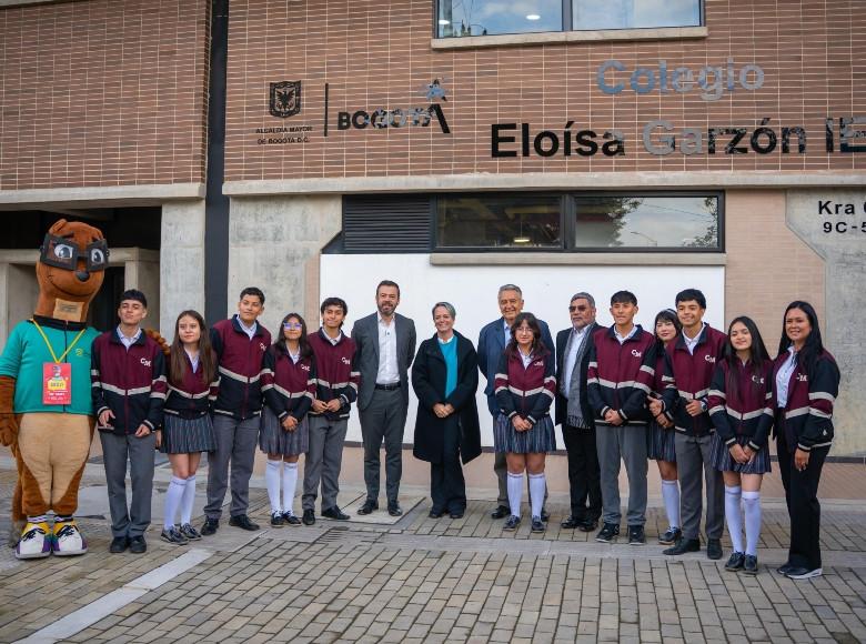 El alcalde mayor Carlos Fernando Galán y la secretaria de Educación del Distrito, Isabel Segovia, entregaron a la ciudad el colegio Eloísa Garzón, en la localidad de Kennedy. Más fotos👉🏻 