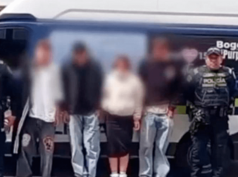 Cayó banda que agredía y hurtaba a pasajeros en TransMilenio: Detenidas 7 personas. Los hechos ocurrieron en la estación Calle 75 de la avenida NQS, luego de intimidar y agredir a usuarios con armas cortopunzantes.