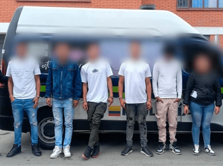 Detenidas seis personas por hurtar a ciudadano en TransMilenio. Ellos tenían antecedentes y deberán responder por los delitos de hurto y lesiones personales.