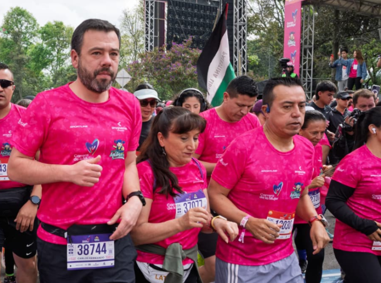El alcalde Carlos Fernando Galán estuvo presente en la Carrera de la Mujer, reconociendo el poder y liderazgo de las mujeres. 
