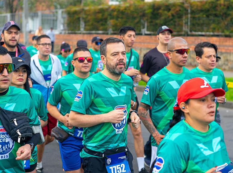  El alcalde Mayor de Bogotá, Carlos Fernando Galán, participó en la Bimbo Global Race 2025. Una carrera que no solo se trata de correr, sino también de ayudar a donar a quien más lo necesita. 