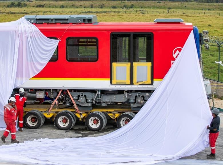 En fotos llegó primer tren Línea 1 del Metro de Bogotá al patio taller