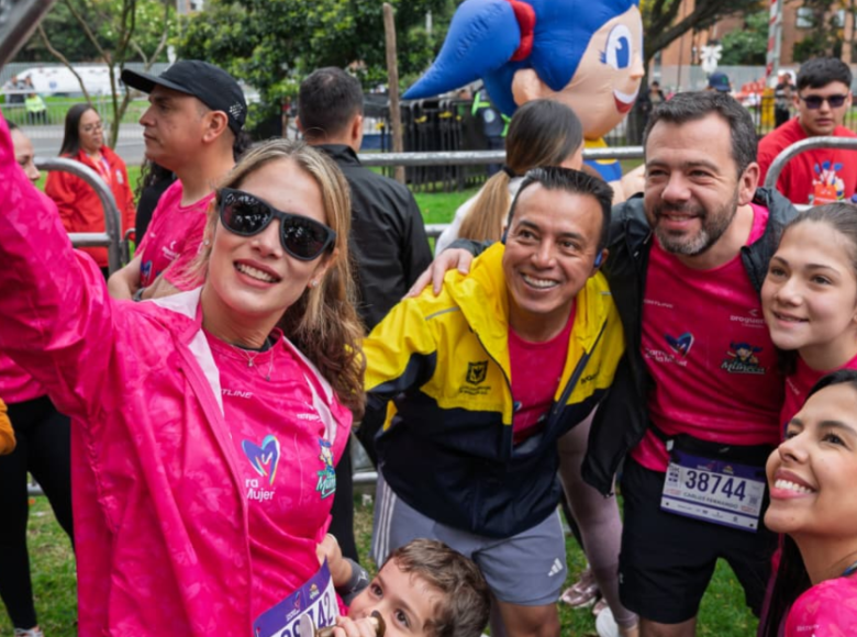 El alcalde Carlos Fernando Galán estuvo presente en la Carrera de la Mujer, acompañado de su esposa Carolina Deik y de Orlando Molano, director del IDU.