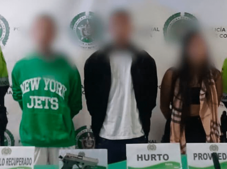 Tres personas fueron detenidas por hurtar un vehículo de plataforma. Los hechos se presentaron cuando el conductor aceptó un servicio solicitado por tres pasajeros en el barrio Castilla.