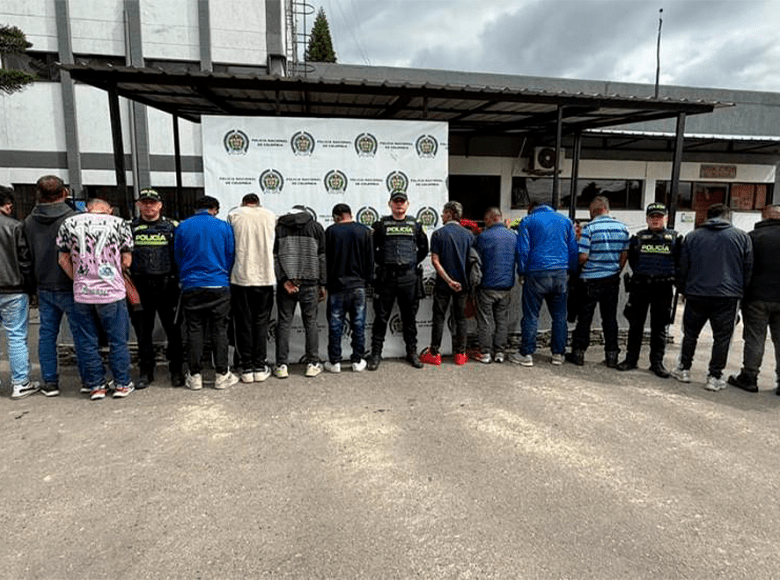 Detenidas en flagrancia 13 personas hurtando una bodega textil. En el lugar fue encontrado un inhibidor de señal, que sería empleado para interferir la comunicación y dificultar la reacción de las autoridades.