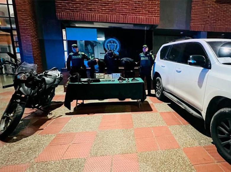 Cayeron tres integrantes de una banda dedicada al hurto de vehículos en la localidad de Bosa. Al lugar llegaron las víctimas identificaron a estas personas como los responsables de este hecho. 