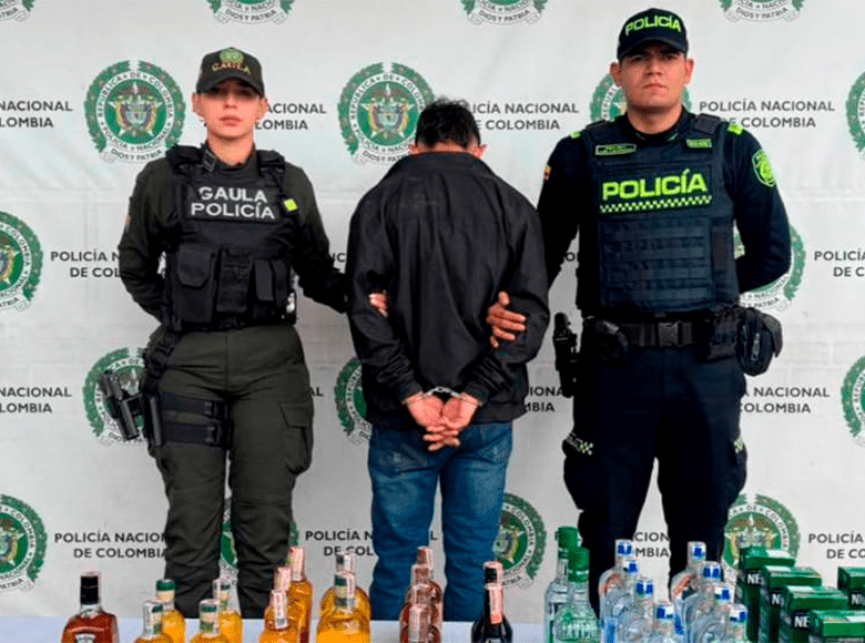 Hombre detenido saliendo de un supermercado en Bogotá con más de 1 millón de pesos en licor. Los hechos se presentaron en la carrera 13 con calle 40. 