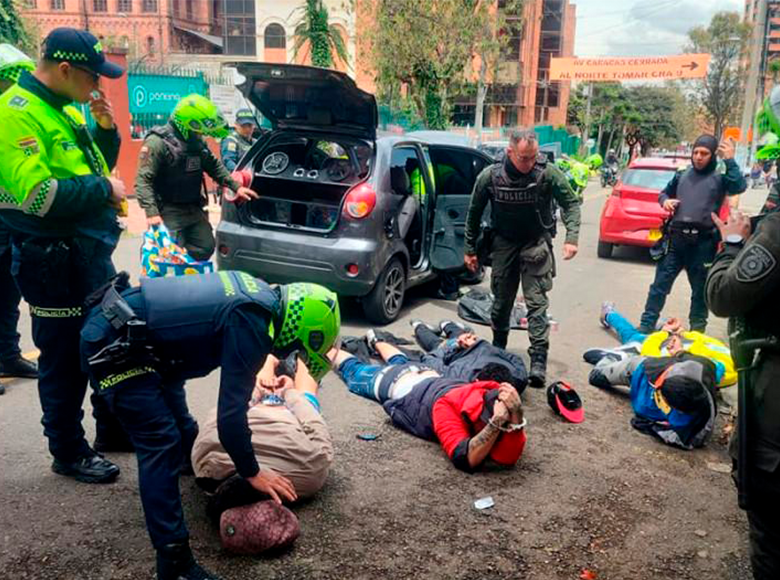 La Policía detuvo a cinco personas dedicadas a hurtar droguerías. La captura se dio en una persecución luego de que estas personas ingresaran a asaltar una droguería en la Carrera Séptima con calle 52.