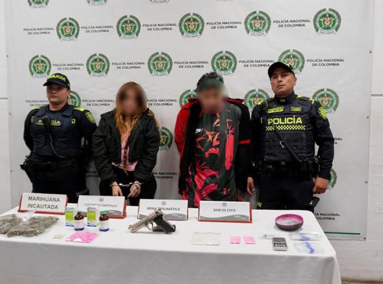 Desmantelada una fábrica de drogas que se escondía tras la fachada de una barbería en Ciudad Bolívar, pesaban, empacaban y distribuían fentanilo, tusi, marihuana y otras drogas, que escondían en el techo y el baño. 