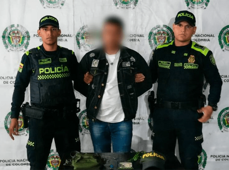 Cayó falso Policía en el Portal Norte en Bogotá tras intentar hurtar a los usuarios. En el puente peatonal se encontraba una pareja con prendas de la Policía, supuestamente investigando un hurto. 